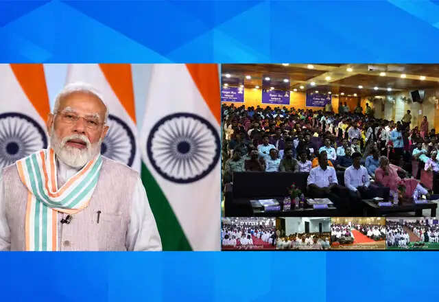 प्रधानमंत्री मोदी ने 51,000 युवाओं को रोजगार मेले में नियुक्ति पत्र सौंपे