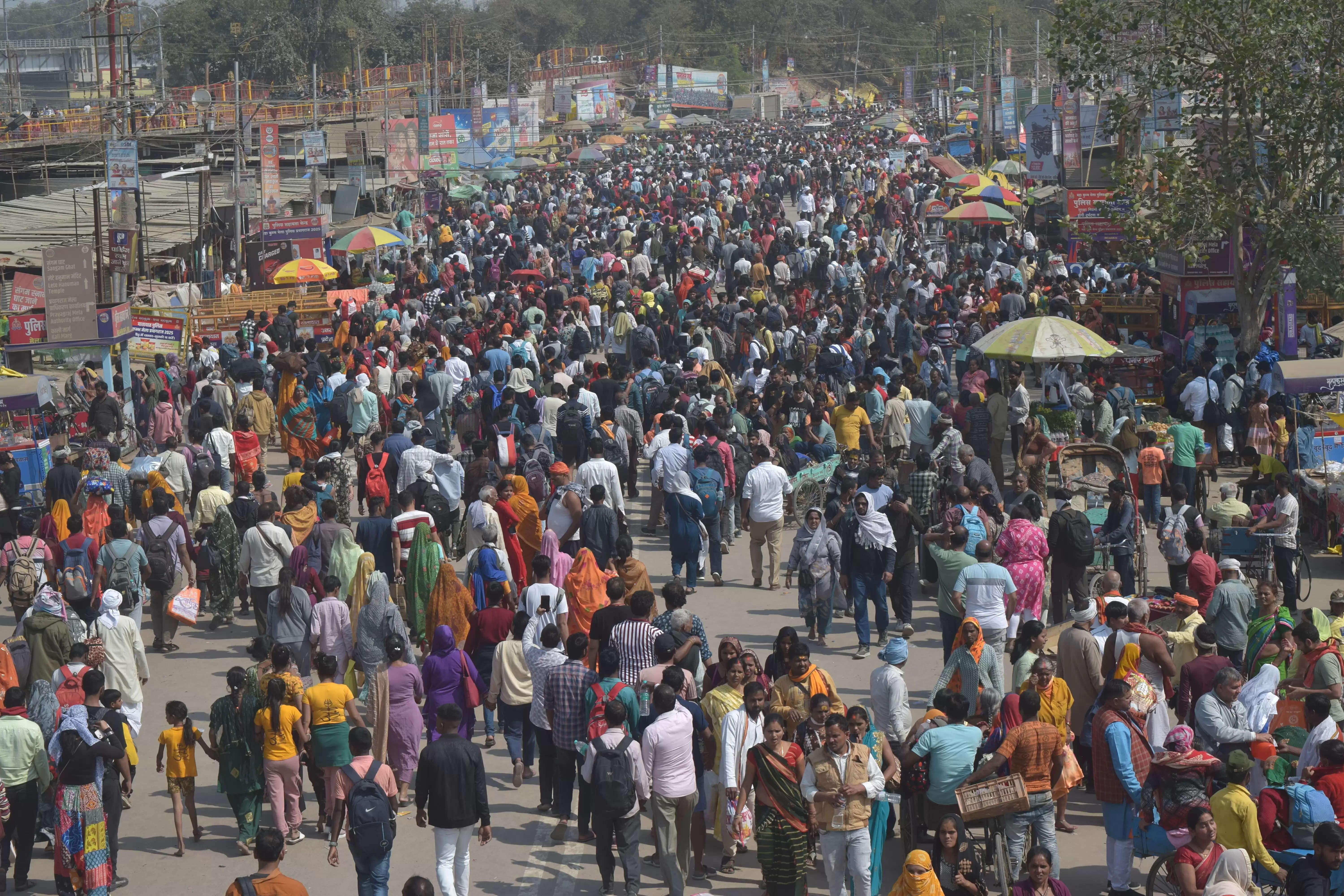 महाकुम्भ में स्नान को लेकर संगम नोज की ओर जाता श्रद्वालुओं का रेला।