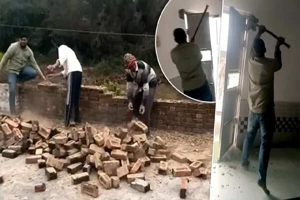 ग्रामीणों ने प्रशासन के आने से पहले ही मस्जिद को गिराया