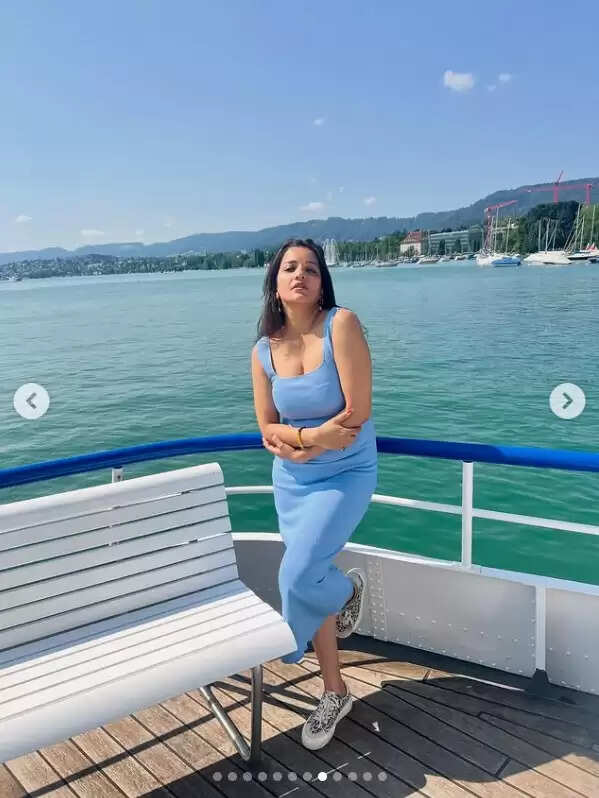 मोनालिसा का नया बोल्ड फोटोशूट: नीले वन-पीस में फैन्स का दिल जीता