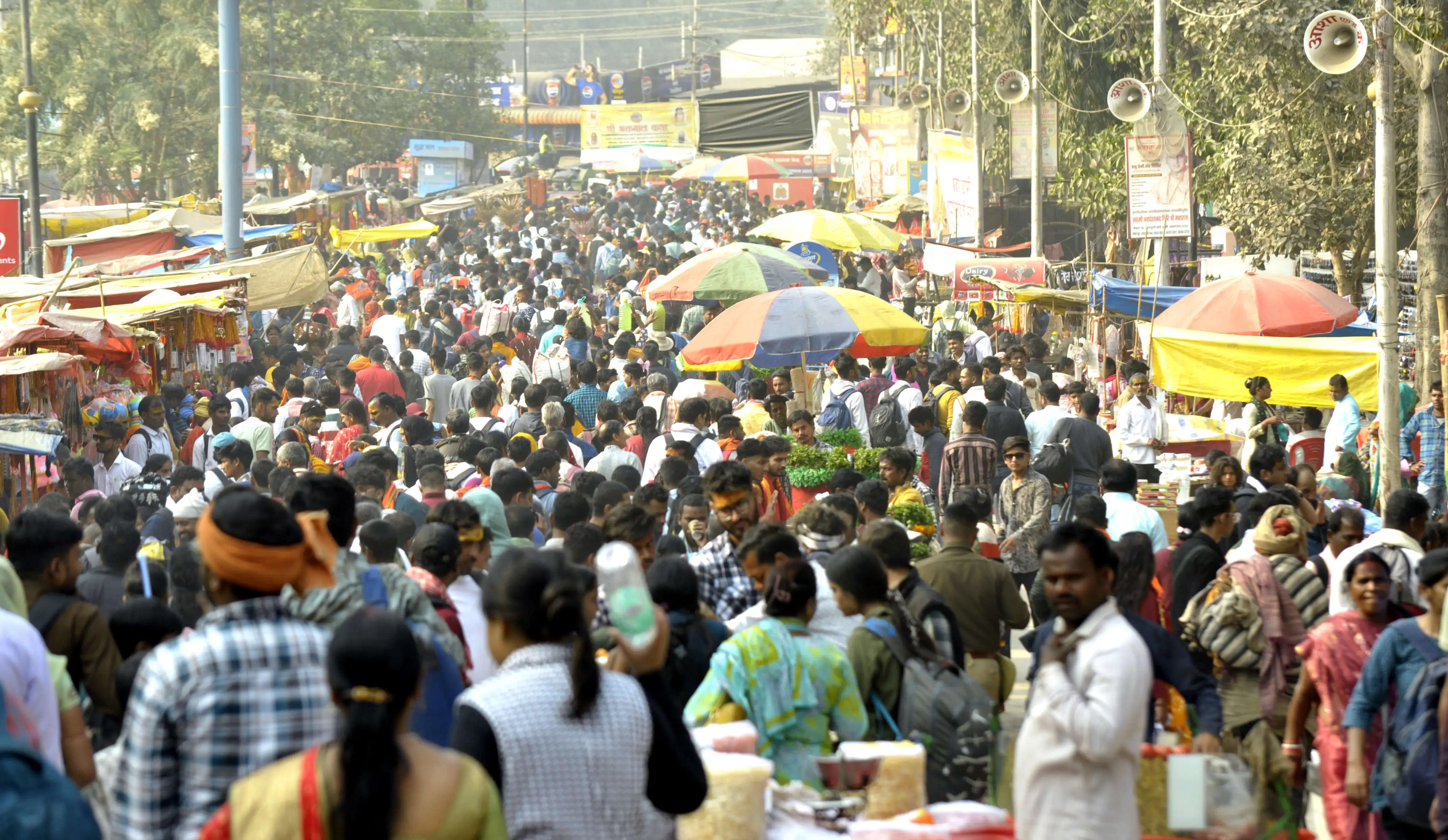 महाकुम्भ में संगम स्नान को लेकर संगम की ओर जाता श्रद्वालुओं का हुजूम