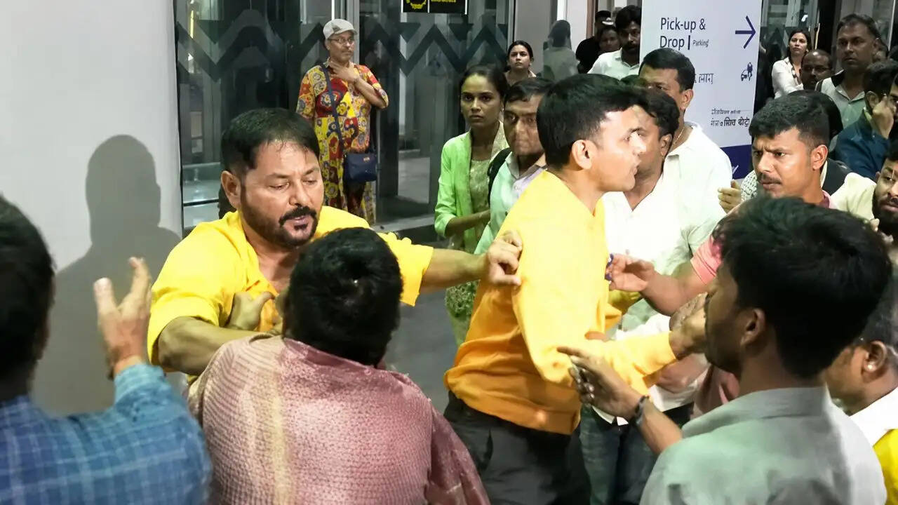 कोलकाता एयरपोर्ट पर टीएमसी और बीजेपी समर्थकों के बीच झड़प