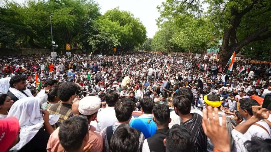 कॉकरोच जनता पार्टी का ऐतिहासिक प्रदर्शन: शिक्षा व्यवस्था पर उठे सवाल