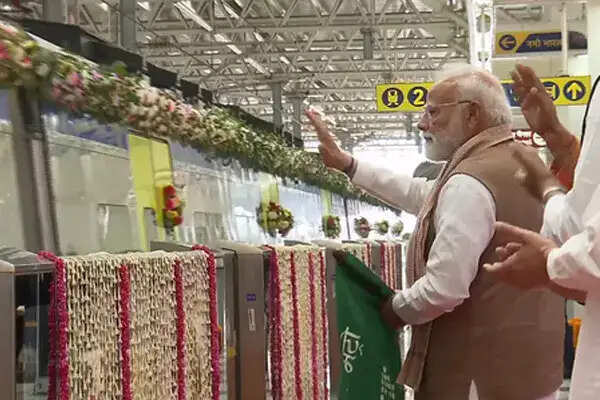 प्रधानमंत्री मोदी ने मेरठ मेट्रो और नमो भारत ट्रेन को दिखाई हरी झंडी