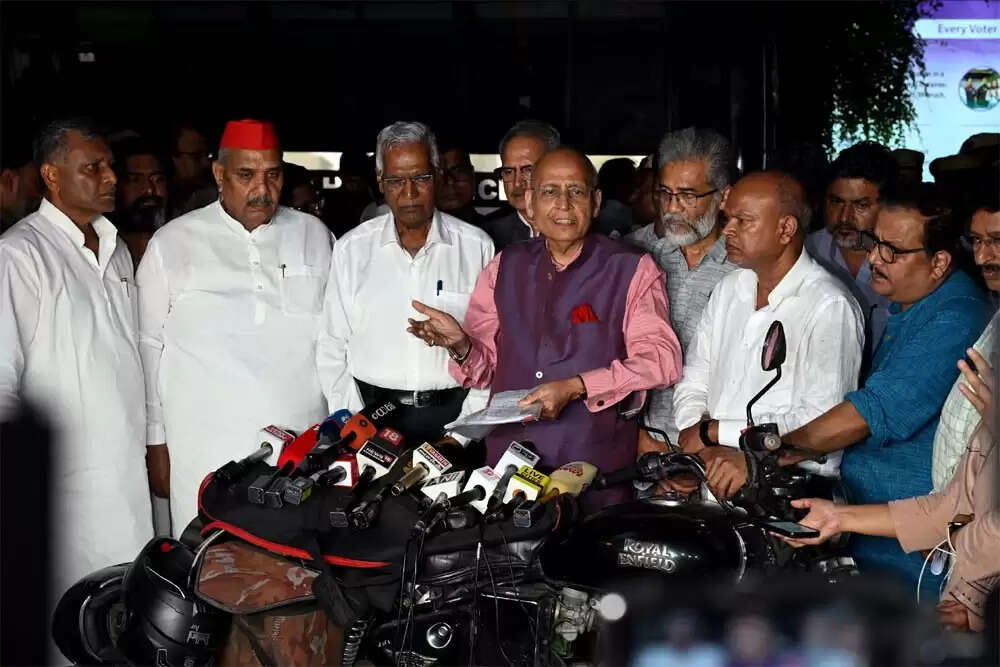 बिहार में मतदाता पुनरीक्षण पर विपक्षी दलों की चिंता