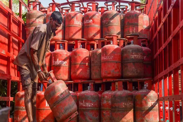 महिलाओं के लिए नवरात्रि पर मोदी सरकार का बड़ा तोहफा: 25 लाख मुफ्त LPG कनेक्शन
