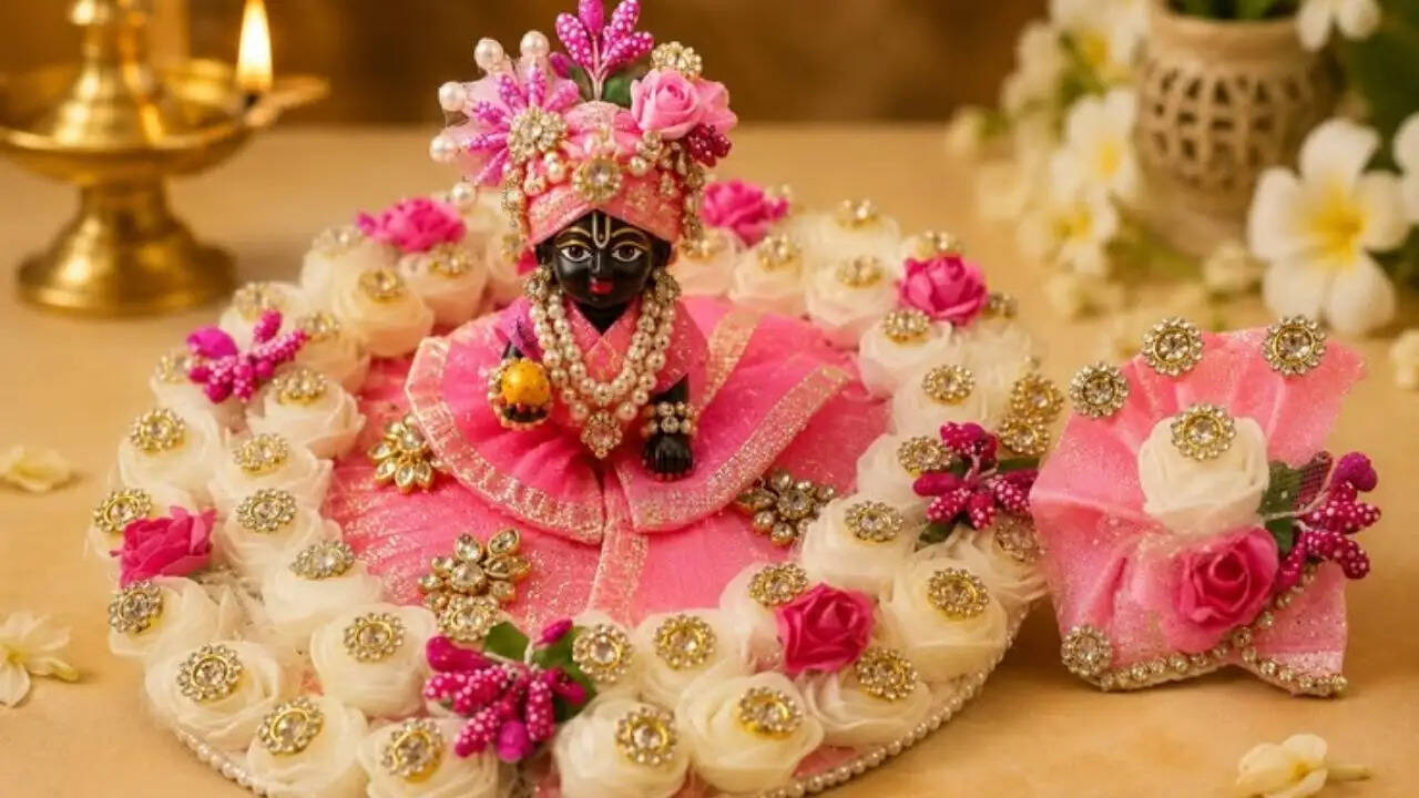 जन्माष्टमी पर लड्डू गोपाल के लिए अनोखे पोशाक डिज़ाइन: जानें कैसे सजाएं