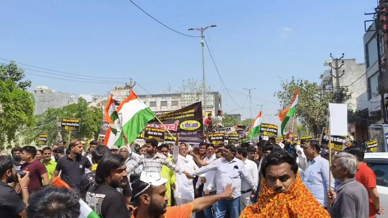 बुराड़ी में खराब सड़कों के खिलाफ स्थानीय निवासियों का प्रदर्शन