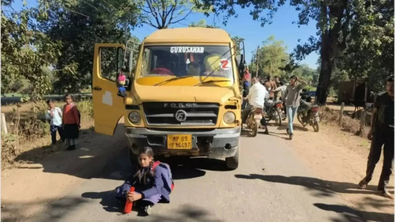 छठी कक्षा की छात्रा का अनोखा धरना: स्कूल बस में नहीं बैठने पर हंगामा