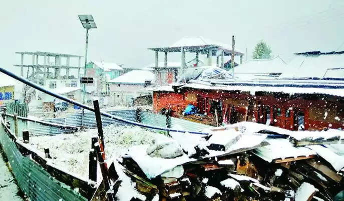 हिमाचल प्रदेश में मौसम का बदलाव: तापमान में गिरावट और बर्फबारी