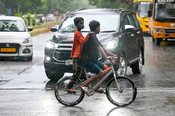 दिल्ली एनसीआर में प्री मानसून बारिश का अलर्ट, उमस से मिलेगी राहत