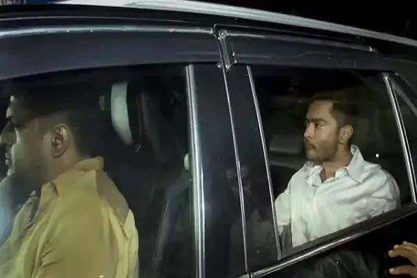 पश्चिम बंगाल में अभिषेक बनर्जी के घर पर पुलिस की छापेमारी, ममता बनर्जी मौके पर पहुंचीं