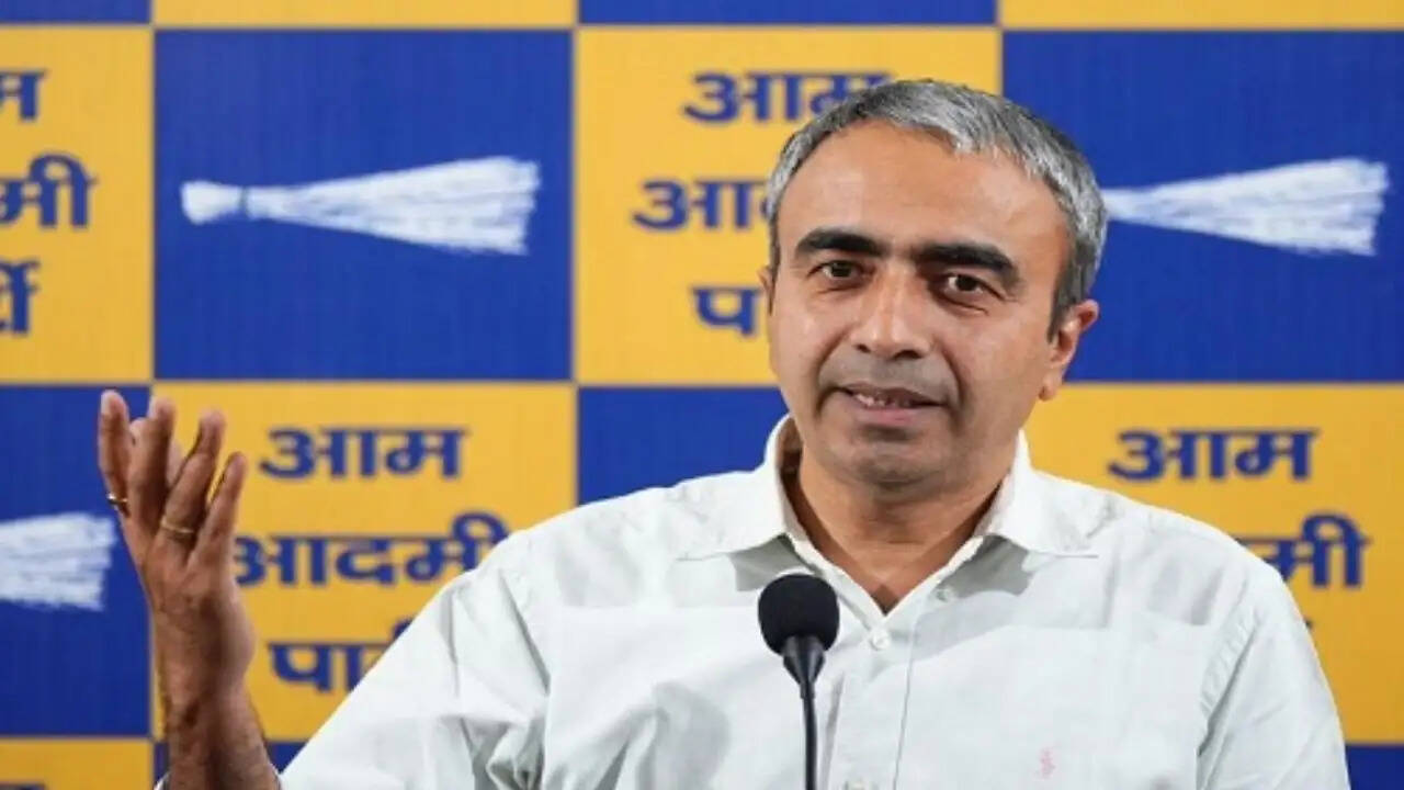 AAP का बीजेपी में शामिल होने वाले सांसदों पर तीखा बयान, पंजाब की जनता को याद दिलाएंगे