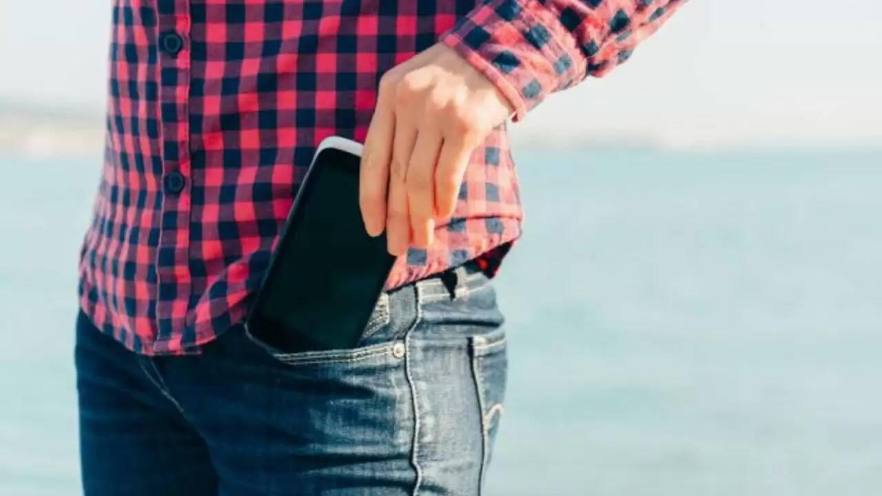 मोबाइल फोन को जेब में रखने के नुकसान और स्वास्थ्य पर प्रभाव