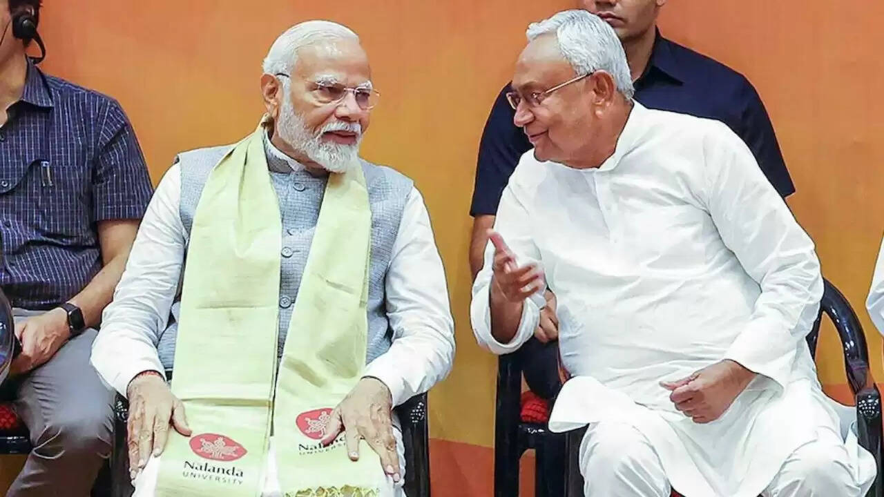 नीतीश कुमार की गलती: मोदी को अटल बिहारी वाजपेयी कहने पर उठे सवाल