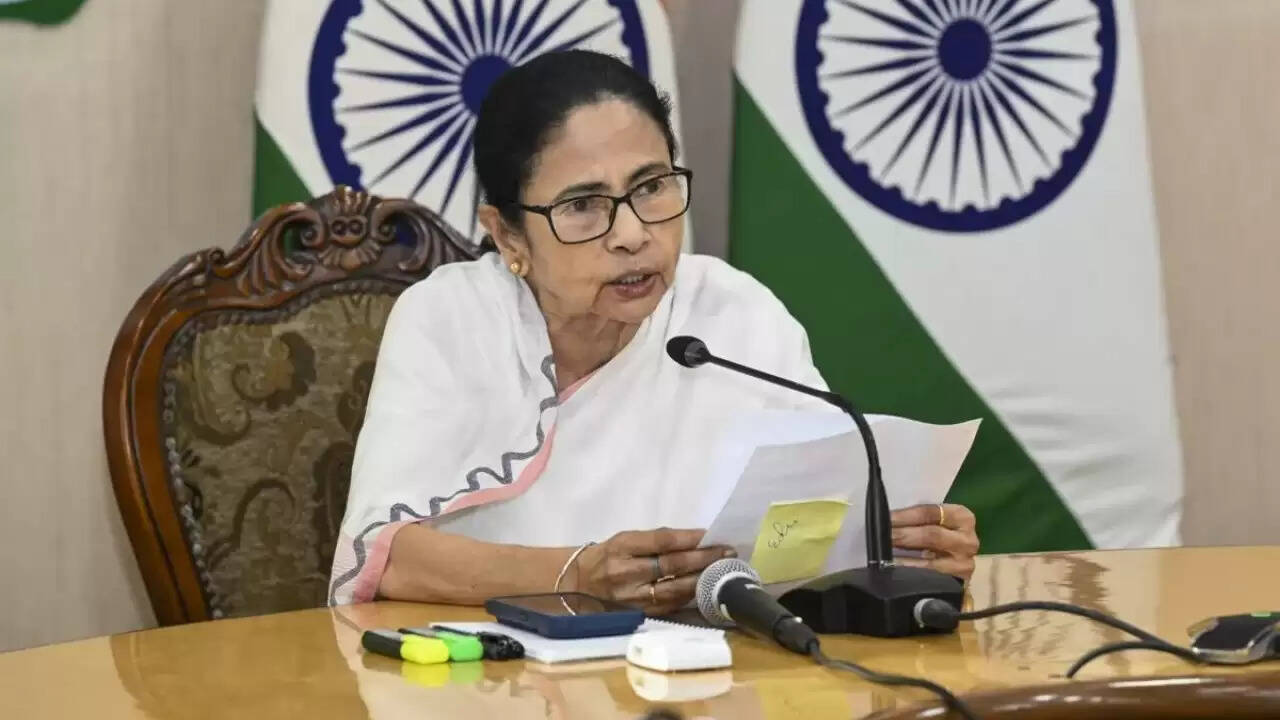 ममता बनर्जी का मोदी पर तीखा हमला: राजनीति से प्रेरित आलोचना का आरोप