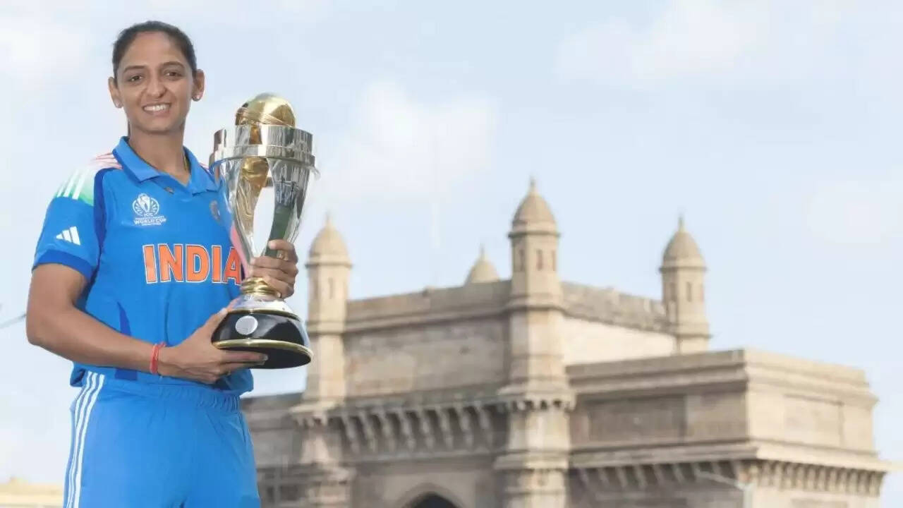 हरमनप्रीत कौर ने गेटवे ऑफ इंडिया पर उठाई ICC Women's World Cup Trophy, भारतीय महिला क्रिकेट का नया युग शुरू