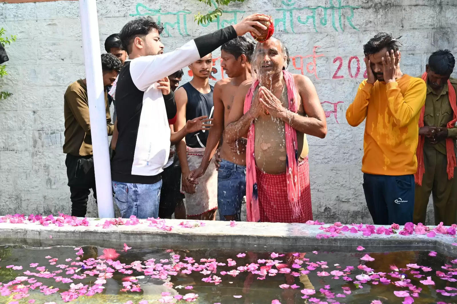 जिला जेल जांजगीर में कैदियों ने गंगाजल से किया अमृत स्नान