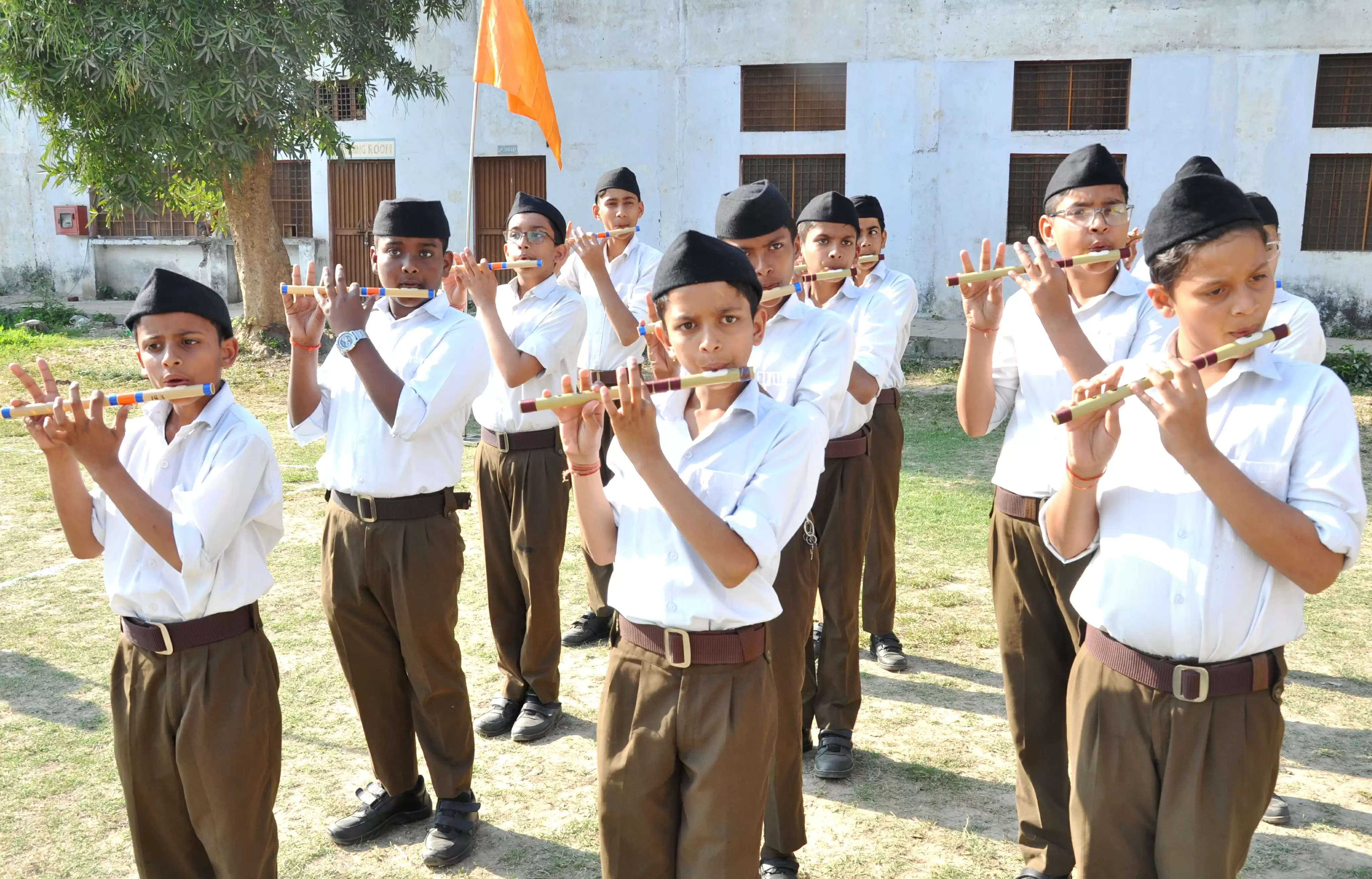 कानपुर में राष्ट्रीय स्वयंसेवक संघ के शारीरिक प्रधान कार्यक्रम में बांसुरी बजाते स्वयंसेवक का छायाचित्र