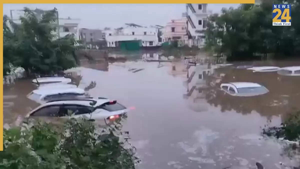गुजरात के हिम्मतनगर में मूसलाधार बारिश से जनजीवन प्रभावित