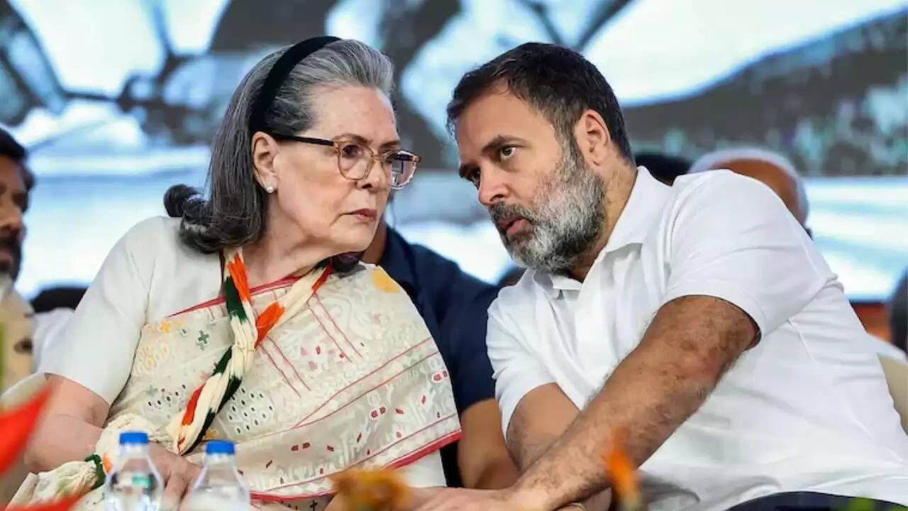दिल्ली हाई कोर्ट ने सोनिया और राहुल गांधी को नोटिस जारी किया