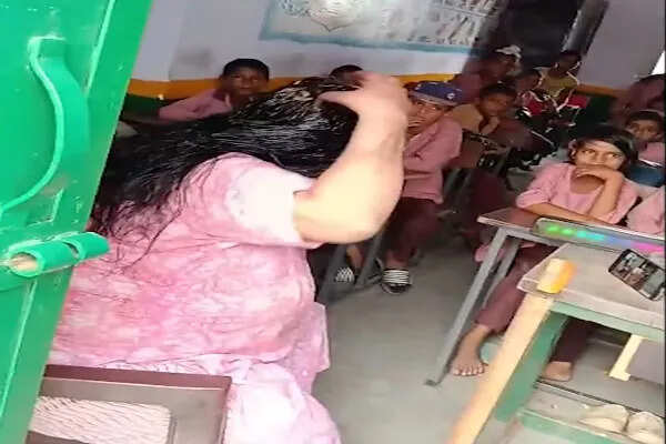 बुलंदशहर में शिक्षिका का चंपी करते हुए वीडियो वायरल, शिक्षा व्यवस्था पर उठे सवाल