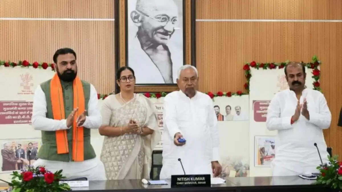 बिहार विधानसभा चुनाव 2025: नीतीश कुमार ने 271 करोड़ रुपये की राशि का किया ट्रांसफर