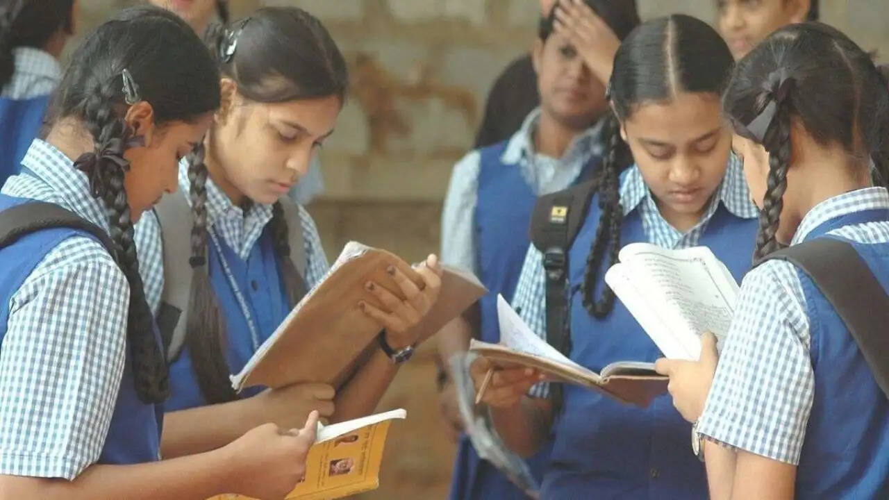 CBSE ने मिडिल ईस्ट में तनाव के चलते कक्षा 12 की परीक्षाएं स्थगित कीं