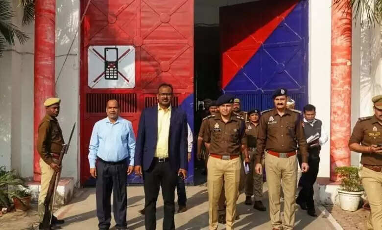 जिला कारागार का औचक निरीक्षण: जिलाधिकारी और पुलिस अधीक्षक ने सुनी कैदियों की समस्याएँ