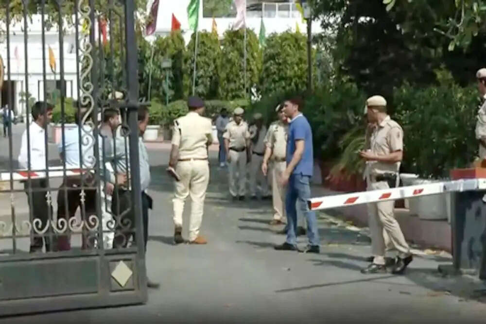 दिल्ली विधानसभा में सुरक्षा चूक: अज्ञात कार ने तोड़ा घेरा