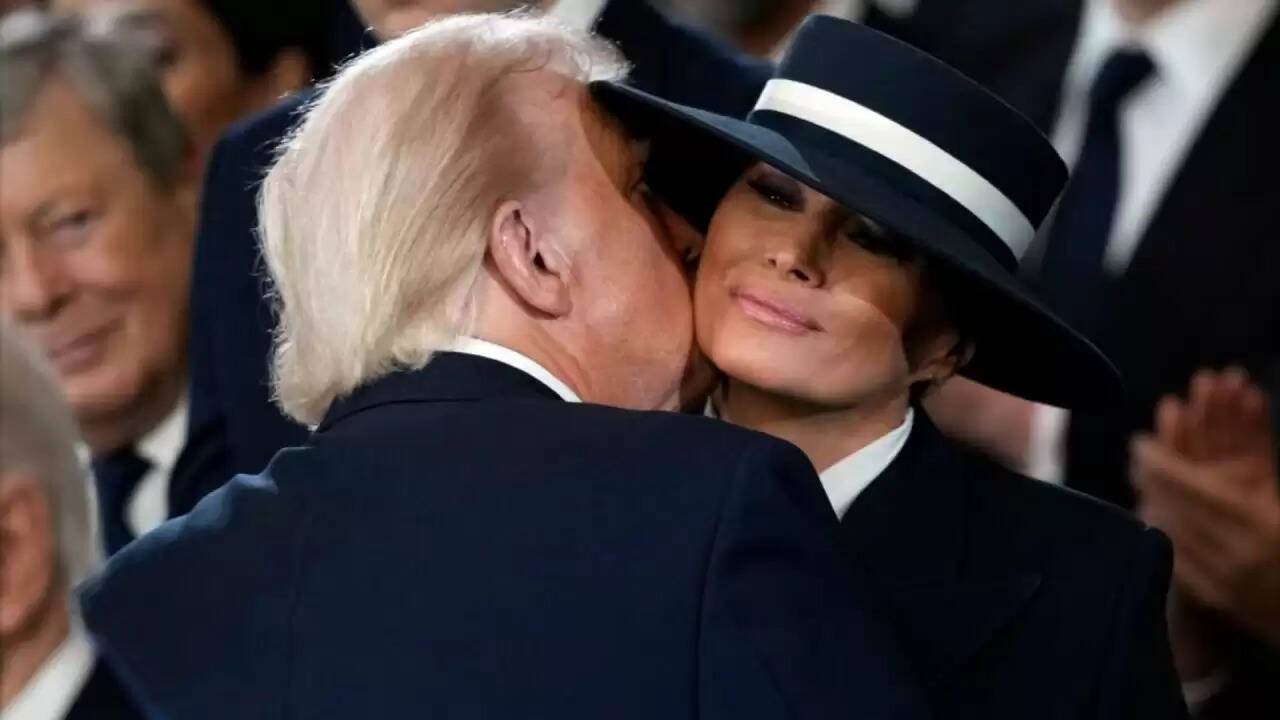 Donald Trump की रैली में मेलानिया के कपड़ों पर विवादित टिप्पणी ने मचाई हलचल