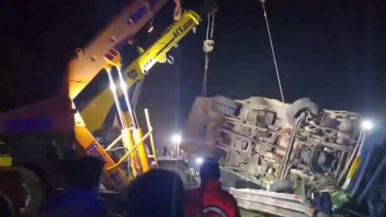 मध्य प्रदेश में बस दुर्घटना: तीन की मौत, 38 घायल