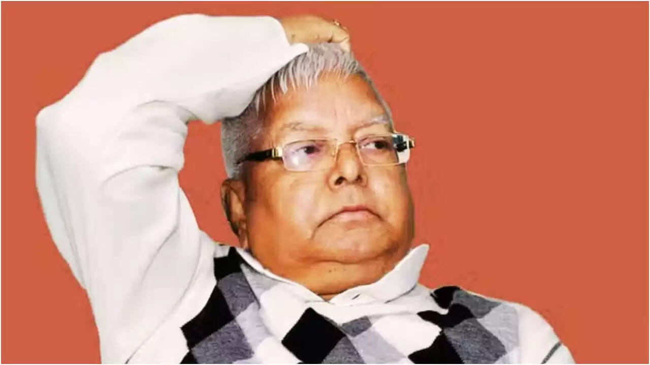 दिल्ली की अदालत में नौकरी के बदले जमीन घोटाले का नया मोड़