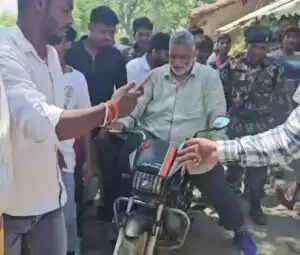 पप्पू यादव ने वोटर अधिकार यात्रा में बाइक चलाकर किया भागीदारी का प्रदर्शन