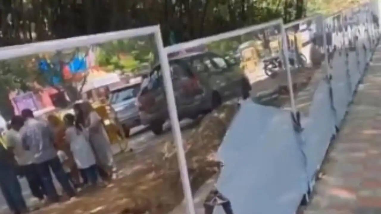 मैसूर में पेशाब की समस्या का अनोखा समाधान: शीशे वाली दीवारें