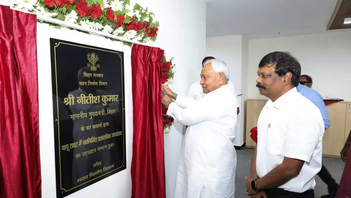 मुख्यमंत्री नीतीश कुमार ने बापू टावर के नए प्रशासनिक कार्यालय का उद्घाटन किया