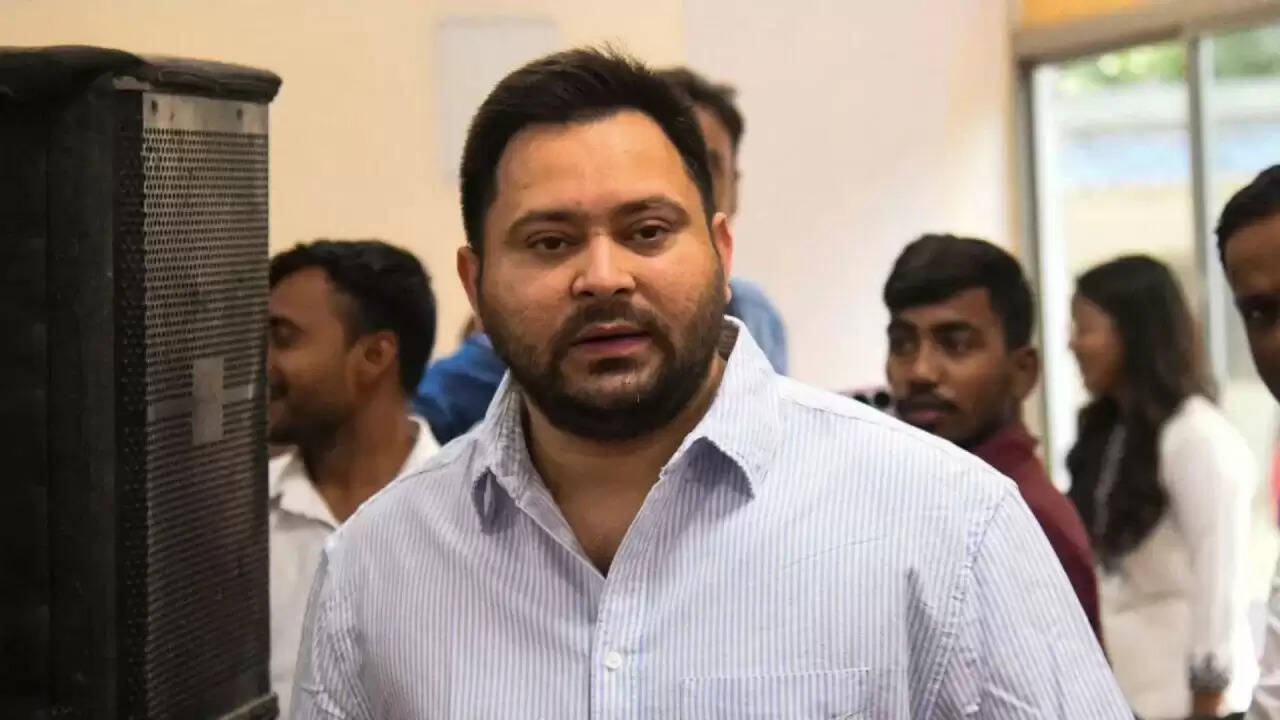 तेजस्वी यादव का सड़क हादसा: बाल-बाल बचे, लापरवाही पर उठे सवाल