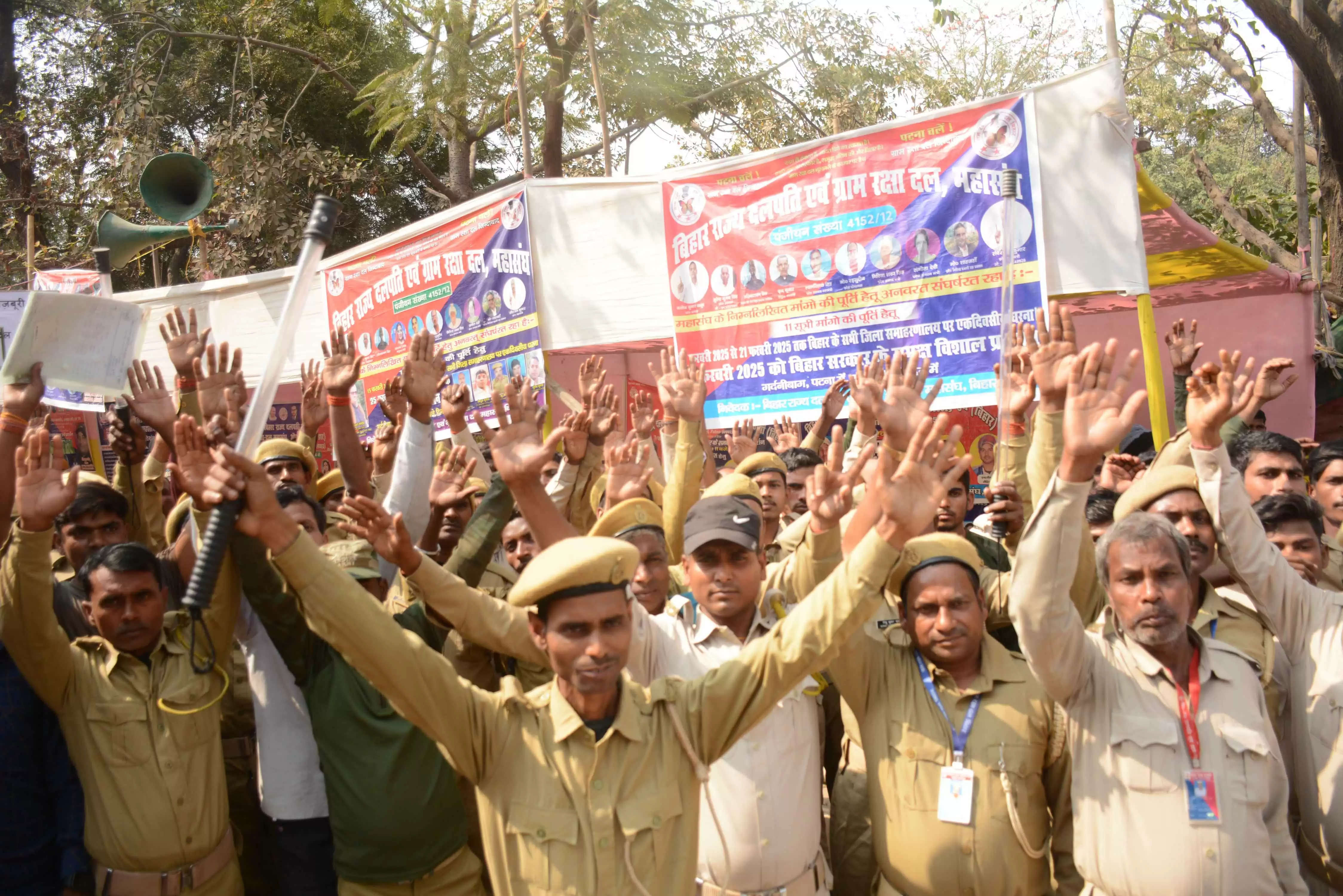 गर्दनी बाग़ में बिहार राज दलपति एवं ग्राम रक्षा दल का अपनी नौकरी लिए प्रदर्शन करते