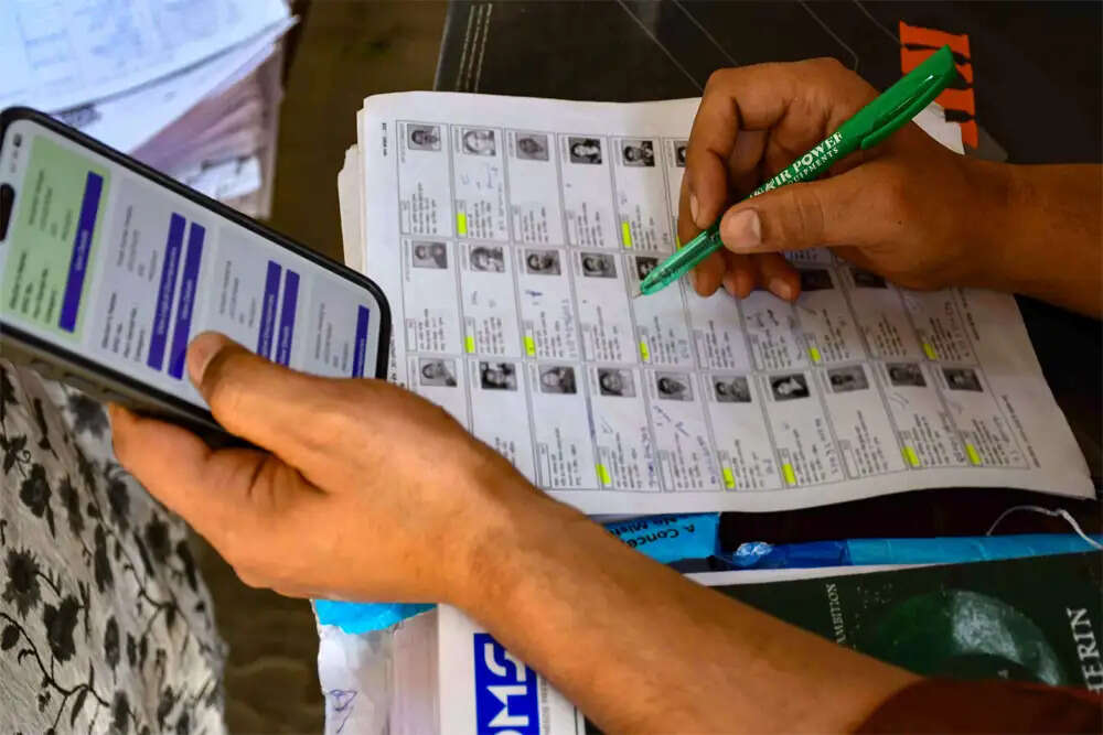 पश्चिम बंगाल में मतदाता सूची के पुनरीक्षण में चुनाव आयोग की चुनौतियाँ