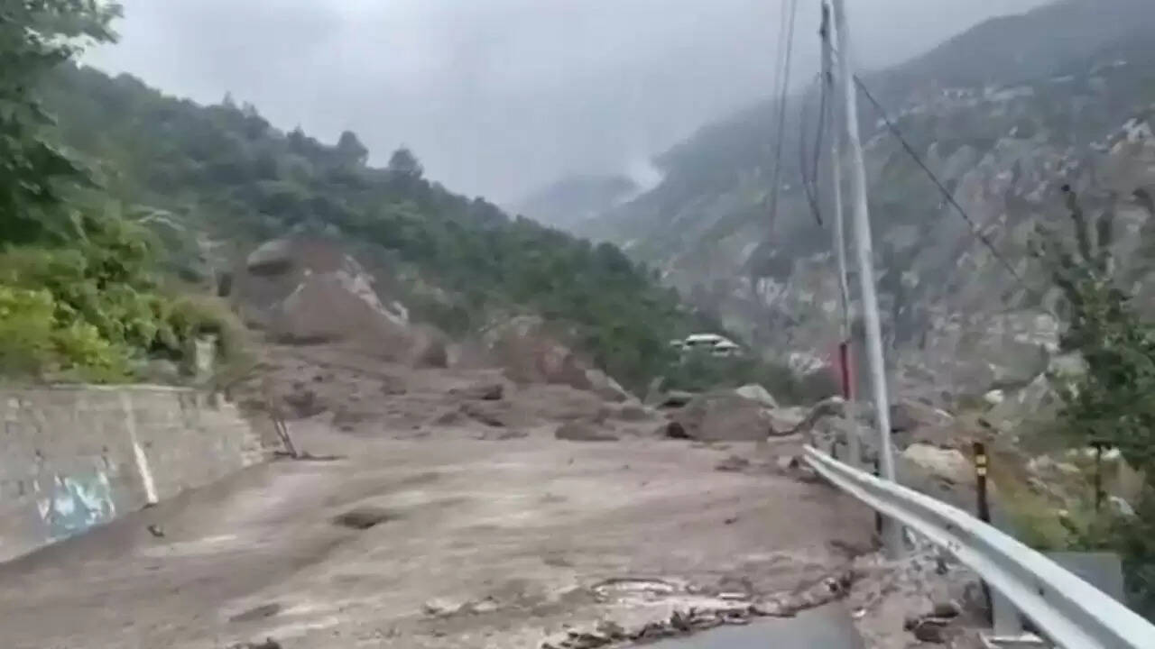 किन्नौर में बाढ़ के हालात: यात्रा स्थगित और NH-5 बंद