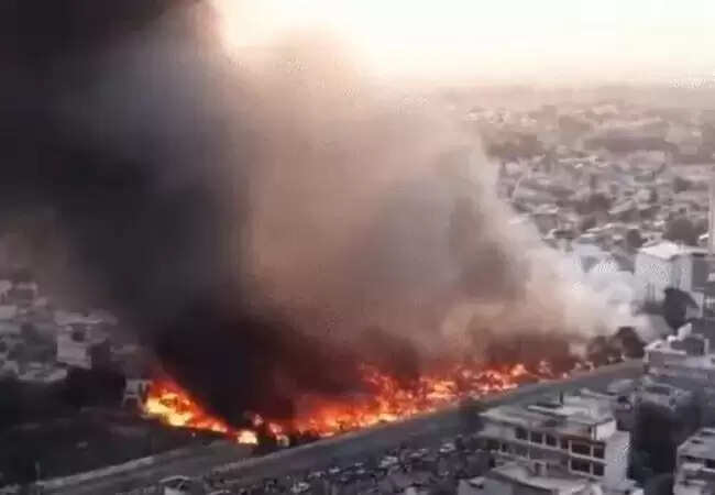 लखनऊ अग्निकांड: भीषण आग में दो बच्चों की जान गई, सैकड़ों झुग्गियां जलकर राख