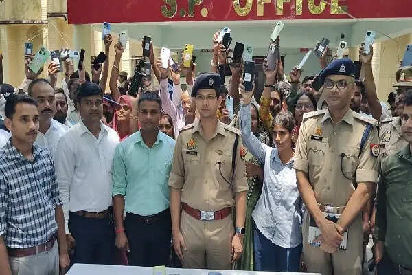 महराजगंज पुलिस ने 105 खोए मोबाइल फोन लौटाए, कीमत 31 लाख रुपये