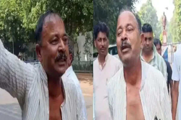 बिहार चुनाव में RJD नेता का कुर्ता फाड़ प्रदर्शन, टिकट न मिलने पर जताया विरोध