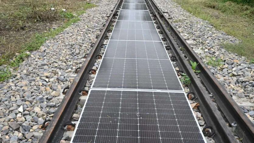 भारतीय रेलवे ने वाराणसी में सोलर पैनल से बिजली उत्पादन की शुरुआत की