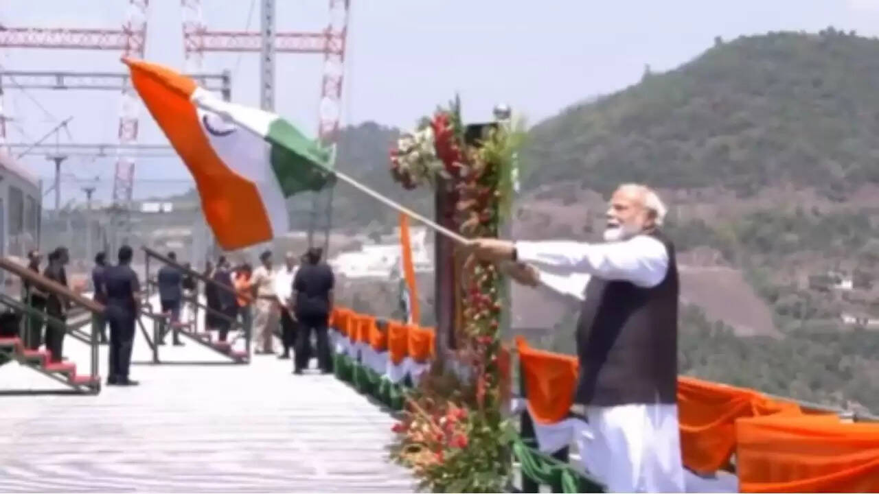 प्रधानमंत्री मोदी ने चेनाब रेलवे ब्रिज का उद्घाटन किया