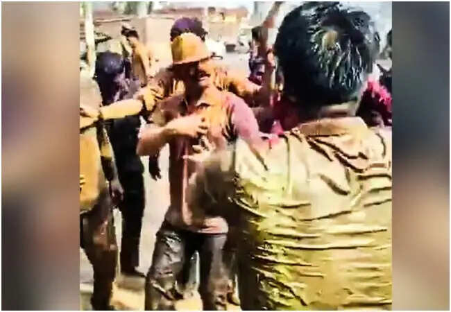 संभल पुलिस ने होली पर मनाया जश्न, एसपी कृष्ण विश्नोई का डांस हुआ वायरल