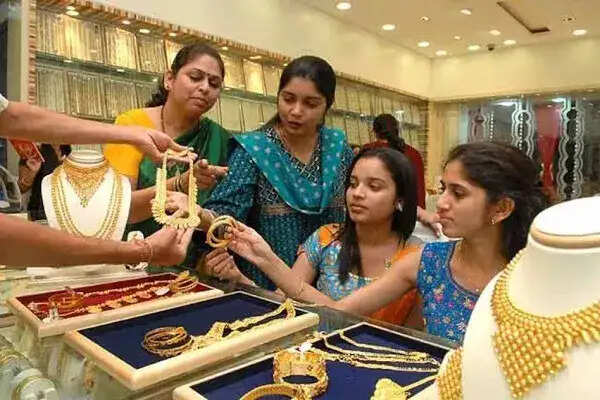 सोना और चांदी की कीमतों में गिरावट: जानें ताजा रुझान
