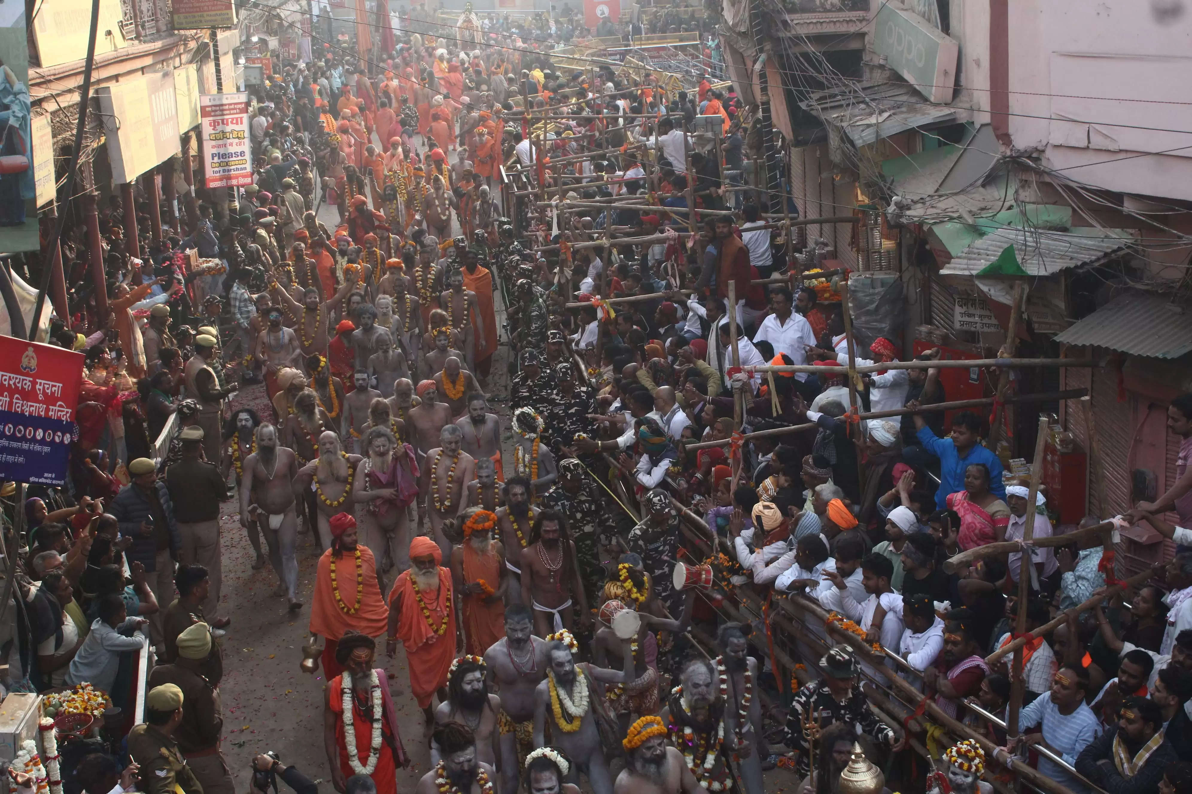 महाशिवरात्रि : नागा संतों ने पेशवाई निकाल बाबा विश्वनाथ के चौखट पर टेका मत्था