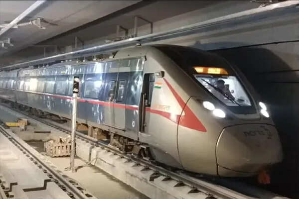 गाजियाबाद में 'नमो भारत' ट्रेन में अश्लील हरकत का मामला, वीडियो वायरल