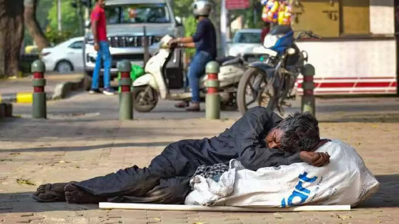 दिल्ली में गर्मी का कहर: तापमान 44 डिग्री तक पहुंचा, येलो अलर्ट जारी